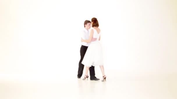 Pareja Mostrando Movimientos Baile Sobre Fondo Blanco — Vídeos de Stock
