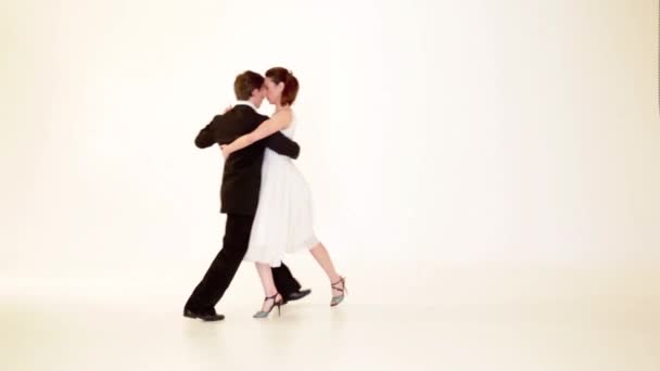 Beyaz Arkaplanda Dans Eden Çift Hareketleri — Stok video