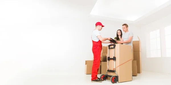 Deliveryman Bringing Boxes Young Couple New Home — Stock Photo, Image
