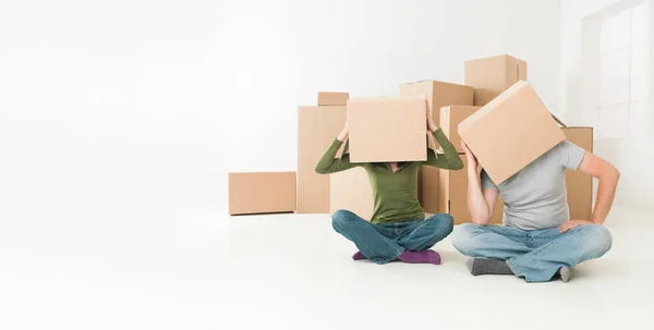 Casal Com Caixas Cabeça Sentado Chão Sua Nova Casa Sentindo — Fotografia de Stock