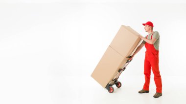 Dağıtım arabası taşıyan teslimatçı beyaz arka planda karton kutularla dolu.
