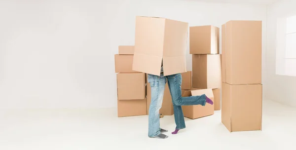 Koppel Kussen Onder Doos Tijdens Verhuizing Huis — Stockfoto