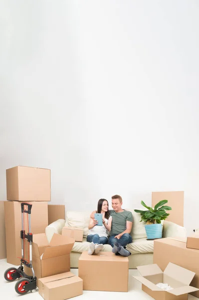 Pareja Sofá Hablando Decoraciones Después Mudarse Casa Nueva — Foto de Stock