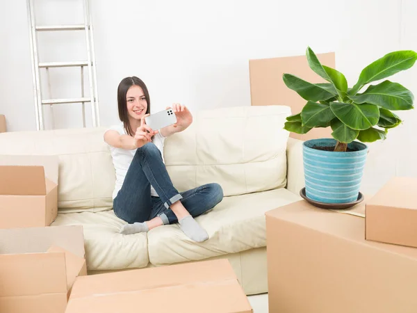 Mujer Joven Sentada Sofá Después Mudarse Una Casa Nueva Tomando — Foto de Stock