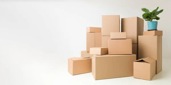 Moving Boxes Stacked Empty Room Ready Movers — Stock Photo, Image