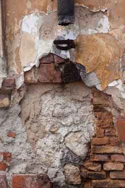 Kırık duvar dokusu sızıntı nedeniyle kırılmış.