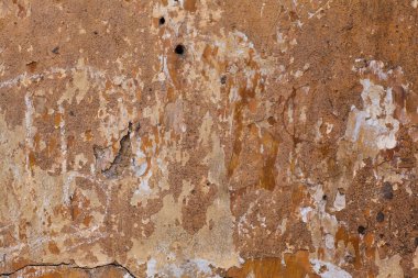 Kahverengi desenli duvarda birkaç çizik var.