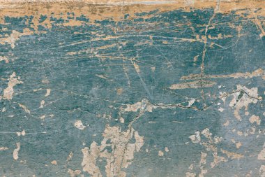 Mavi desenli duvarda birkaç çizik var.