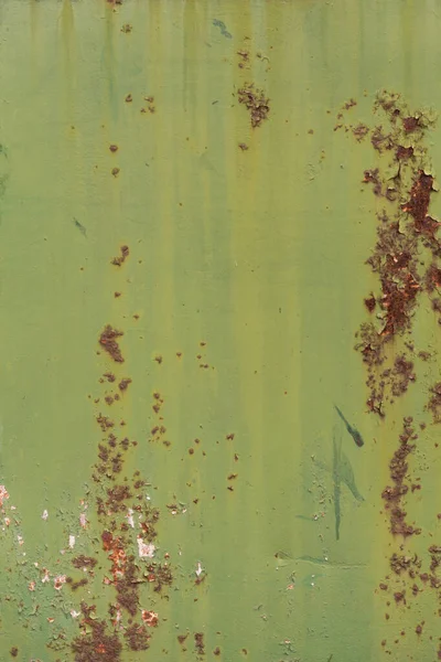 Pas lekeli eski yeşil boyalı metal.