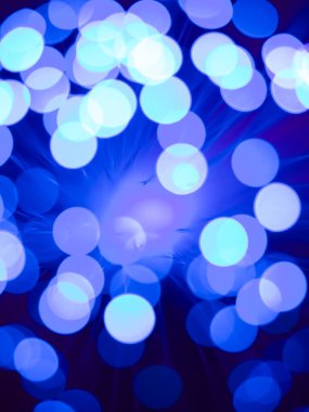 Yuvarlak mavi ve beyaz ışık noktalarına sahip bir fiber optik ışık çubuğuna yakın çekim