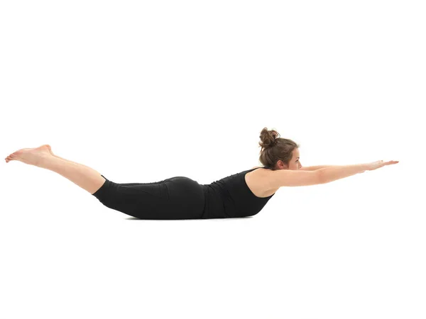 Yalan söyleyen yoga pozu veren genç bir kız.