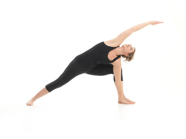 Joven Rubia Demostrando Avanzada Postura Yoga Vestida Negro Sobre Fondo —  Fotos de Stock
