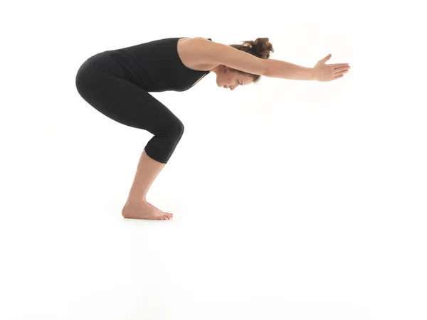 Vista Lateral Joven Sentada Postura Yoga Vestida Con Bálsamo Sobre —  Fotos de Stock