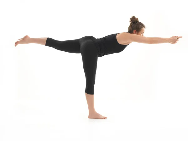 Giovane Bella Ragazza Dimostrando Difficile Postura Yoga Vestito Nero Sullo — Foto Stock