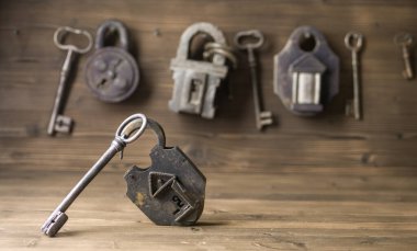 Kilit ve anahtarlar ahşap duvarda