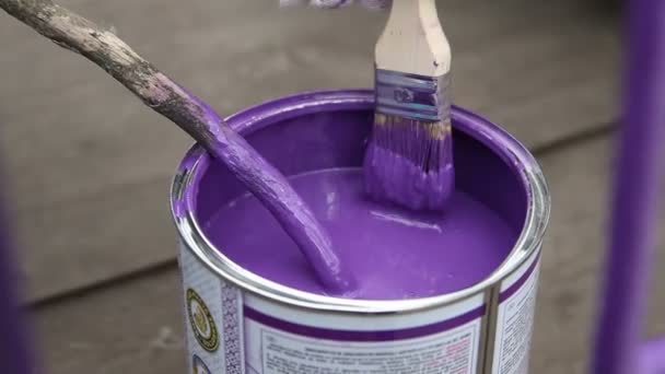 Paint openen blikjes in waarnaar u een borstel dunk. — Stockvideo