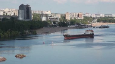 Ukrayna. Zaporozhye şehir. Kargo gemi yelken Dnieper Nehri üzerinde.