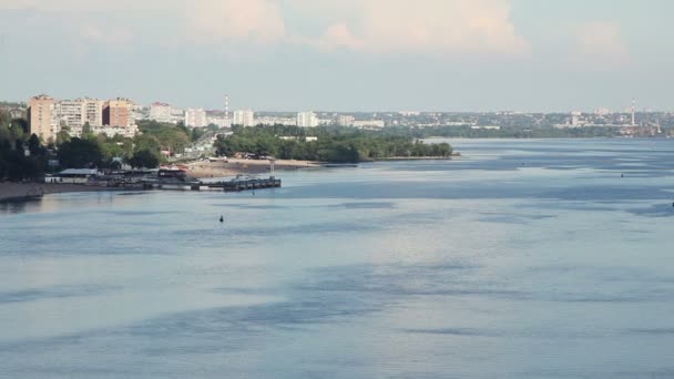 Ucrania, la ciudad de Zaporozhye. Vista de una ciudad industrial cerca del río . — Vídeos de Stock