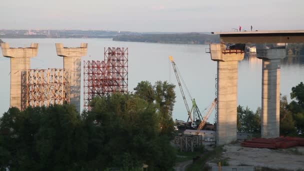 Construction du pont. Équipement et installations . — Video