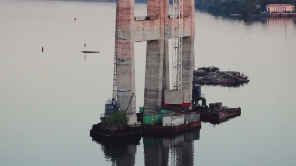 Высотный кран для строительства мостов — стоковое видео