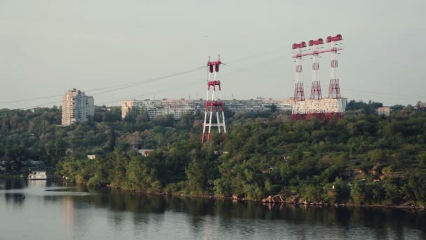 Línea de alta tensión. suministro de electricidad a través del río . — Vídeos de Stock