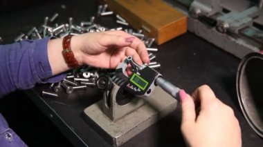 Kadın elektronik Kaliper ayrıntı ölçer.