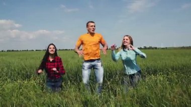 arkadaşlar birlikte atlama.