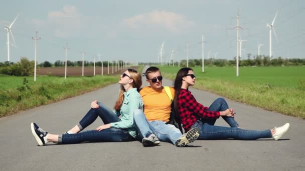 Yolculuk. Genç kadın ve erkek kamyonlar yolda geçen bekleniyor. — Stok video