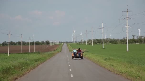 Die Mädchen schubsten ein defektes Auto. — Stockvideo