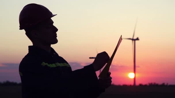 Burgerlijk ingenieur windenergie. Zonsondergang. — Stockvideo