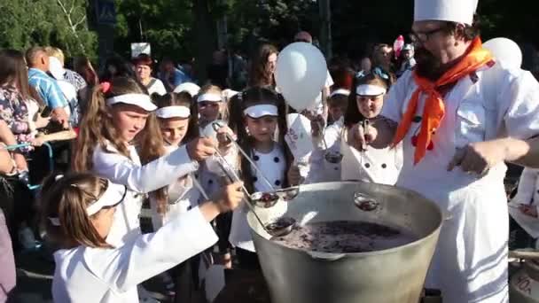 Festival "Cherry 2016". Melitopol. Ukraine. Male Chef distribue les enfants de la chaudière pour chauffer les cerises confites. 10 juin 2016 — Video