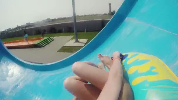 GoPro. Ragazza su uno scivolo d'acqua in un parco acquatico . — Video Stock