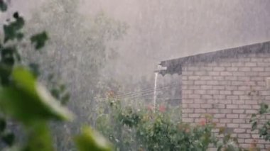 Bir evin çatısına düşen yağmur.