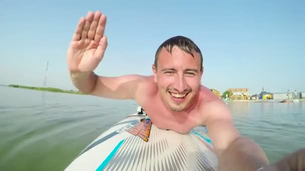 GoPro. Leisure at sea. Man falls into the water with surfboards. — Stock Video