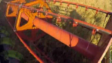 Hasat birleştirmek kadar yakın. Buğday hasat hasat birleştirin. Tahıl hasat birleştirin. Buğday hasat birleştirin. Buğday alan. Birleştirme görünümünü yakın çekim.