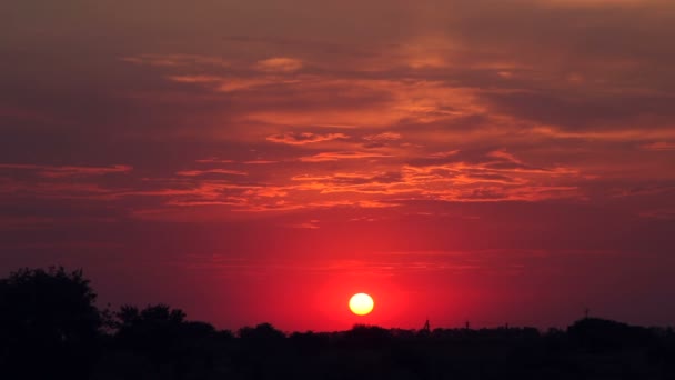 Захід сонця над селом . — стокове відео