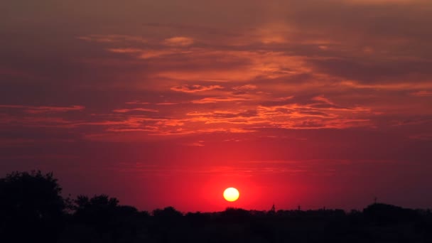 Zonsondergang boven het dorp. — Stockvideo