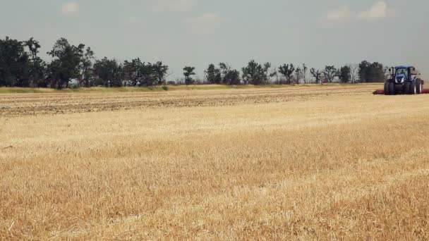 Superficie de cultivo del tractor. Tractores preparando la tierra para la siembra — Vídeo de stock