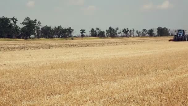Superficie del trattore di coltivazione. Trattori che preparano la terra per la semina. Maggiore velocità di riproduzione . — Video Stock