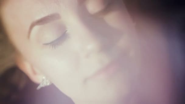 Portrait d'une fille. Gros plans du visage, des lèvres. Stylisé comme un film. Flou le focus .