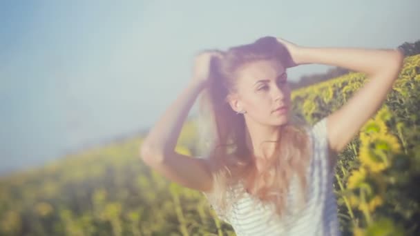 Una chica. Retrato de la hermosa chica feliz con un girasol. inyecciones — Vídeo de stock