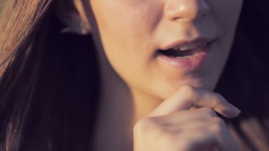 Bir kız portresi. Yüz, dudaklar yakın çekimler. Film olarak stilize. Odağı bulanıklık.