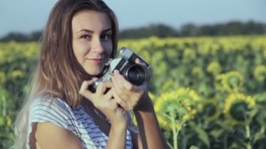 Kız alma fotoğraf eski bir film kamera ile. El atış.