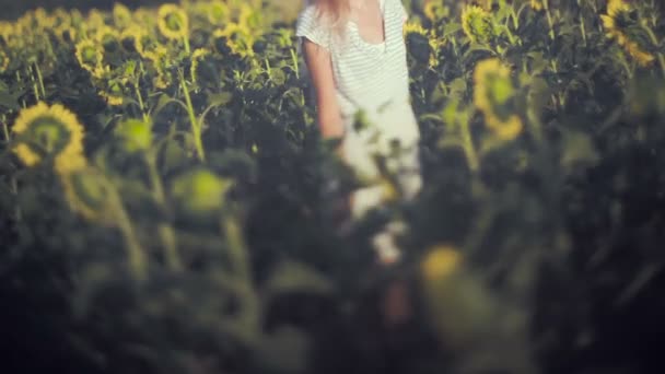 Una chica. Retrato de la hermosa chica feliz con un girasol. inyecciones — Vídeo de stock