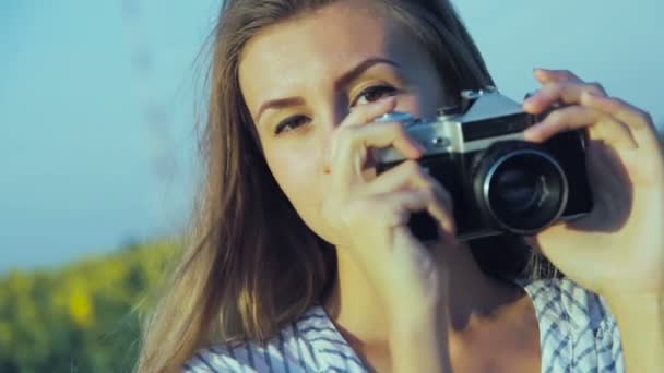 Meisje nemen foto met een oude filmcamera. Handheld schot. — Stockvideo