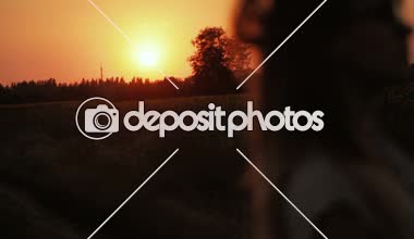 genç kadın siluet gün batımında. Serisi.