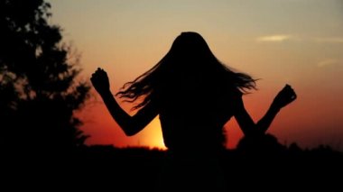 genç kadın siluet gün batımında. Serisi.