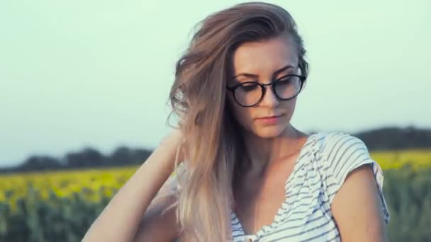 A young woman in glasses. Close-ups of the face, lips. Stylized as a movie. Blur the focus. — Stock Video