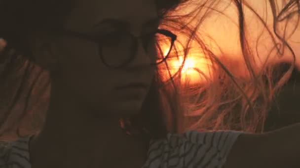 Jeune femme silhouette au coucher du soleil. Série . — Video