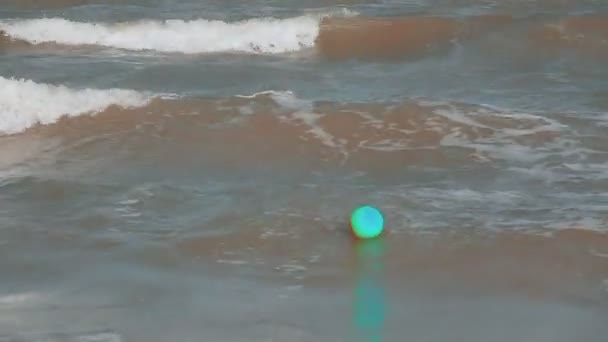 Een childs verloren beachball drijft offshore — Stockvideo